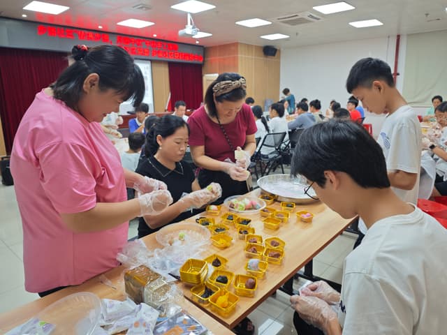 步涌志愿者:手工迎佳节,邻里共团圆