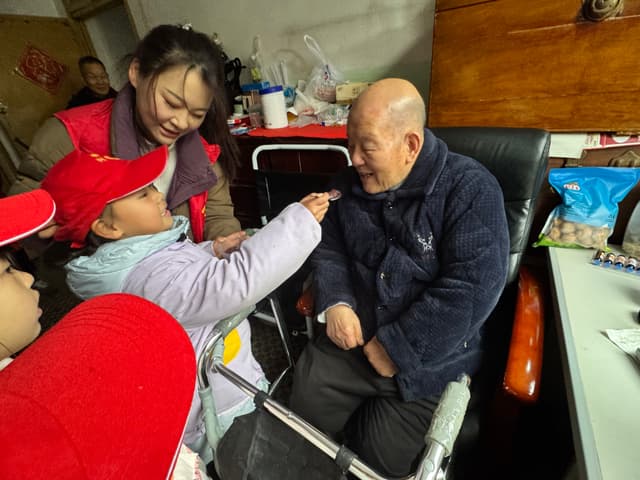 江苏省溧阳市平陵社区开展“情暖元宵 爱满社区”送温暖活动